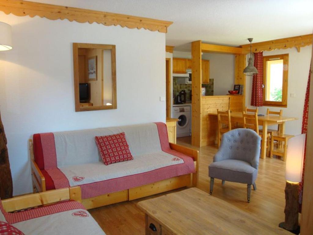 un salon avec un canapé et une salle à manger dans l'établissement Appartement Chaleureux avec Balcon Sud à 600m du Centre et Proche des Pistes, Pralognan-la-Vanoise - FR-1-464-62, à Pralognan-la-Vanoise