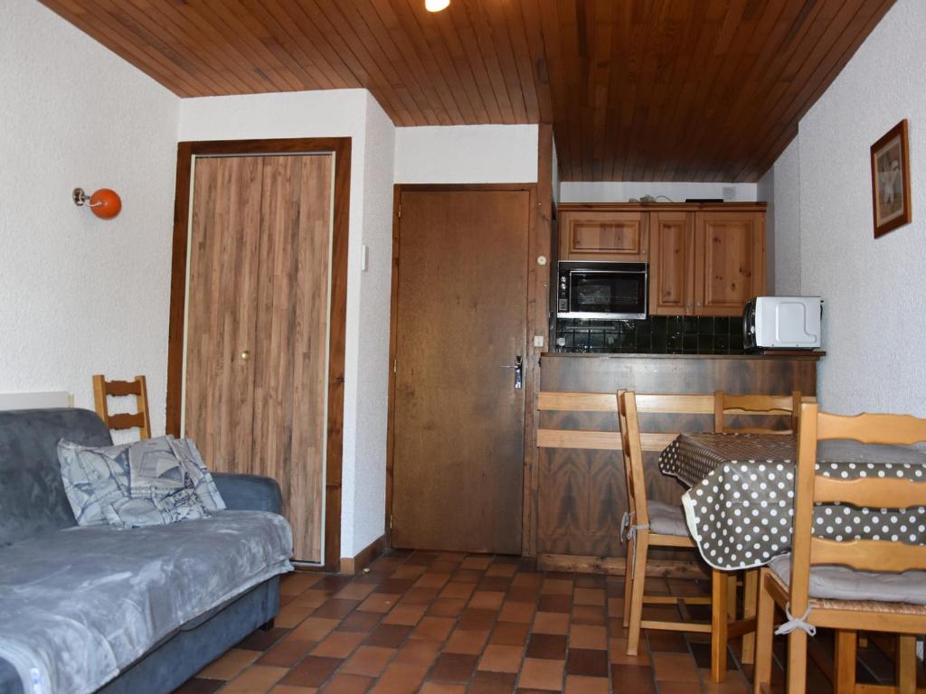 un salon avec un canapé et une table et une cuisine dans l'établissement Confortable Studio avec Balcon Sud, Pied des Pistes, 4 Personnes, Pralognan-la-Vanoise - FR-1-464-71, à Pralognan-la-Vanoise