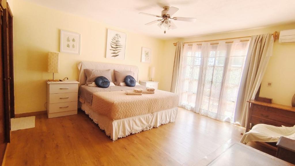 - une chambre avec un lit et un ventilateur de plafond dans l'établissement La Cabaña - Adults only, à Punta del Este