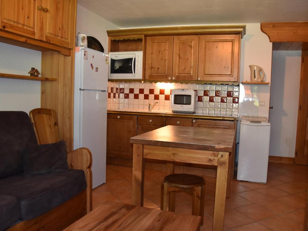Appartement Pralognan-la-Vanoise, 3 pièces, 4 personnes - FR-1-464-68にあるキッチンまたは簡易キッチン
