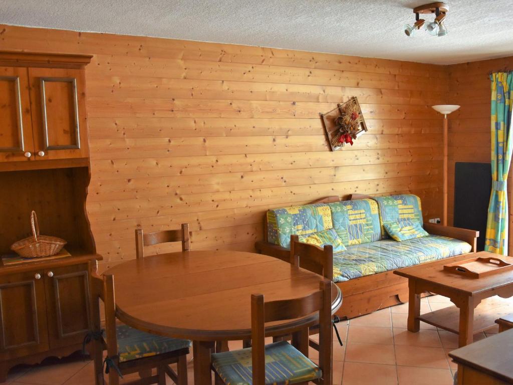 un salon avec un canapé et une table dans l'établissement Appartement lumineux avec terrasse, proche pistes et centre, idéal pour familles et PMR - FR-1-464-85, à Pralognan-la-Vanoise