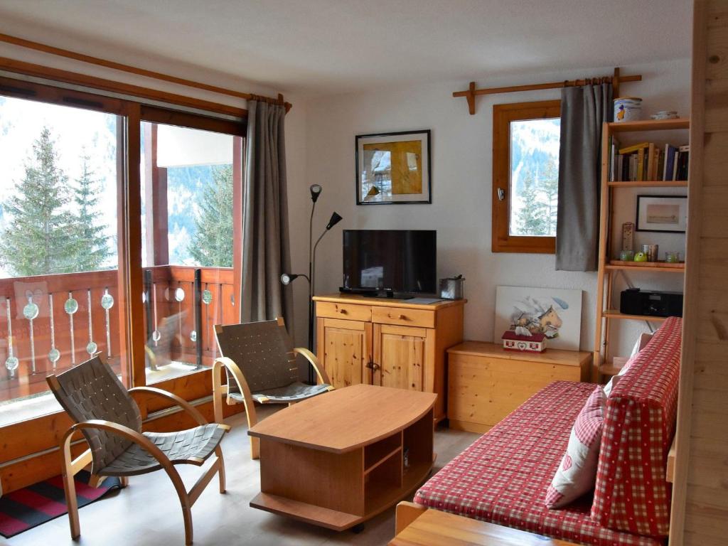 - un salon avec un canapé et une table dans l'établissement Appartement Pralognan-la-Vanoise, 3 pièces, 4 personnes - FR-1-464-91, à Pralognan-la-Vanoise