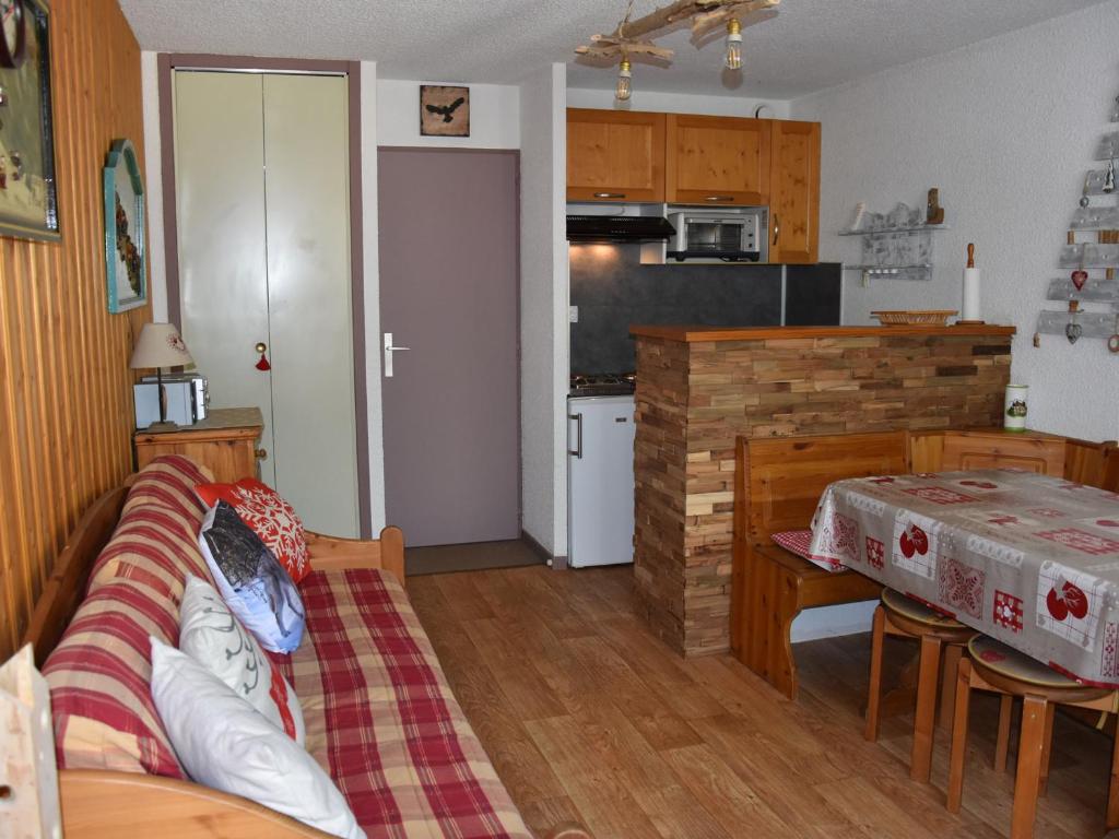 - une cuisine avec un canapé et une table dans une chambre dans l'établissement Appartement Pralognan-la-Vanoise, 2 pièces, 4 personnes - FR-1-464-104, à Pralognan-la-Vanoise