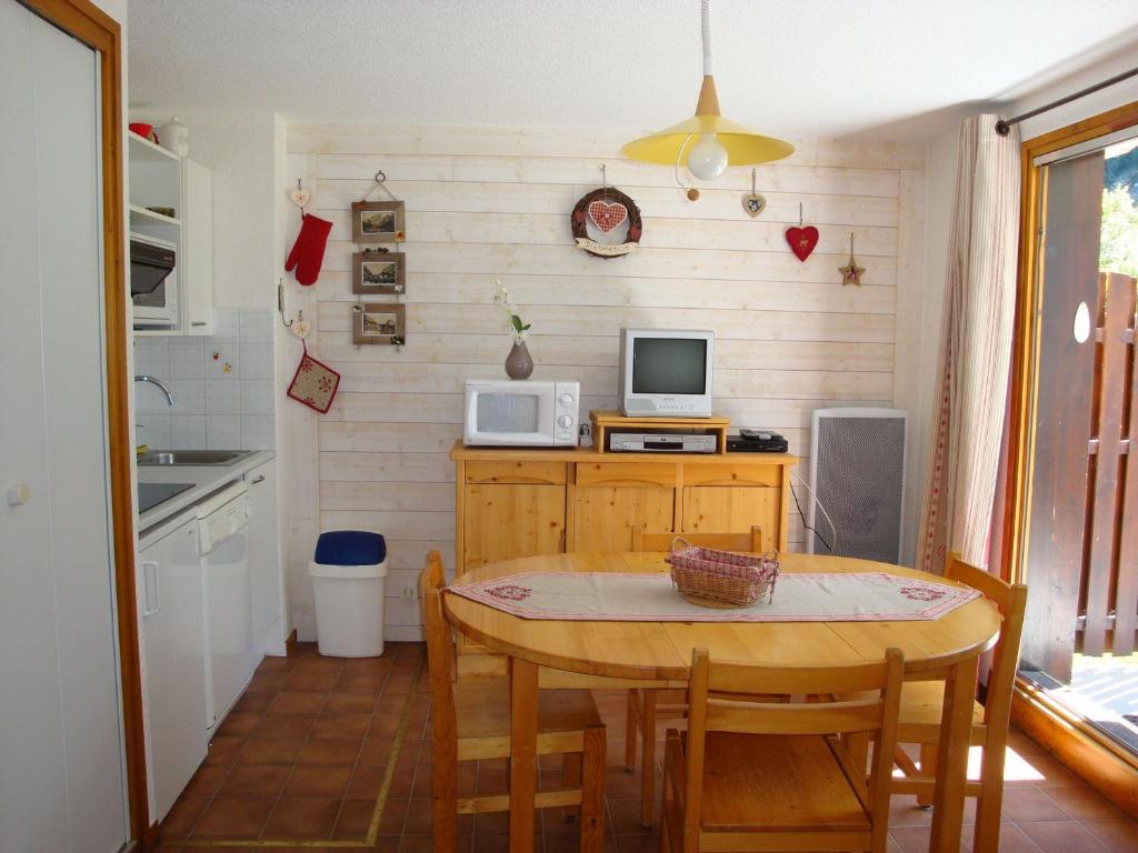 プラローニャン・ラ・ヴァノワーズにあるAppartement Pralognan-la-Vanoise, 3 pièces, 6 personnes - FR-1-464-119のキッチン(テーブル、電子レンジ付)