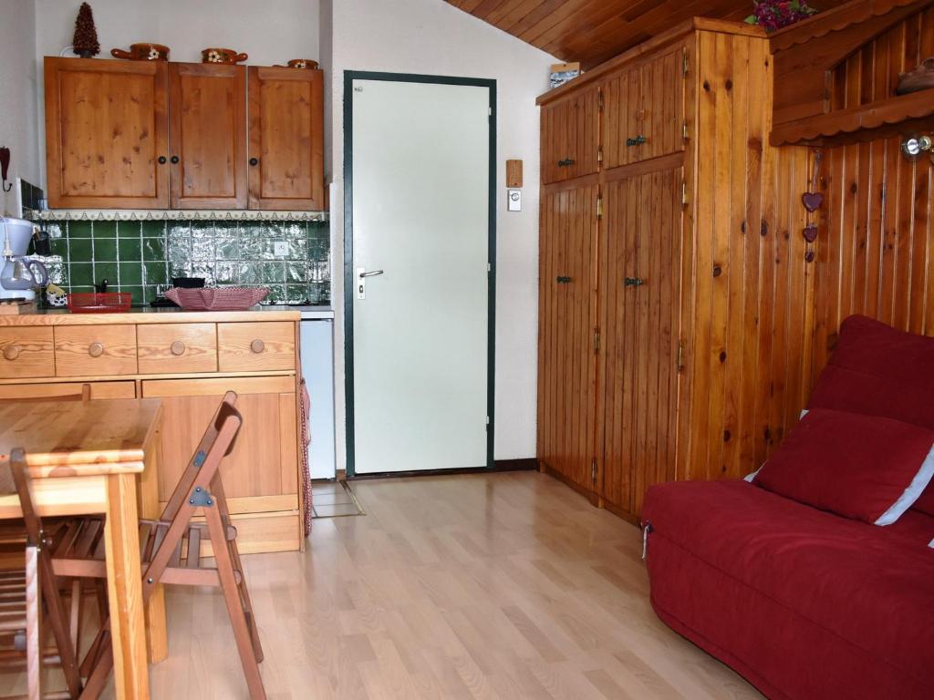 Studio Pralognan-la-Vanoise, 1 pièce, 4 personnes - FR-1-464-69にあるキッチンまたは簡易キッチン