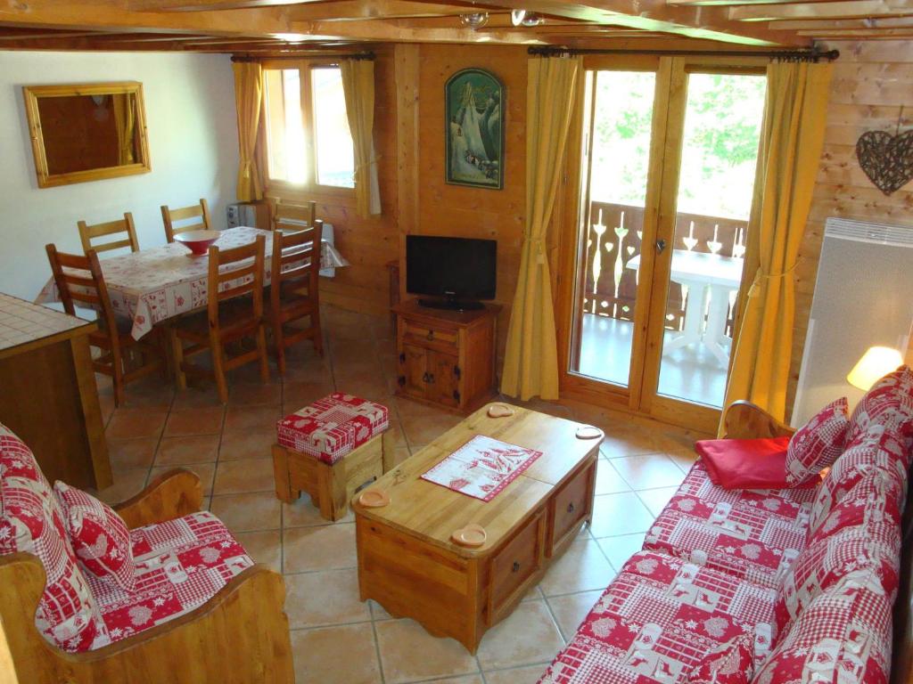 a living room with a couch and a table and chairs at Duplex chaleureux au centre, proche commerces et téléphérique, avec balcon sud et parking couvert - FR-1-464-76 in Pralognan-la-Vanoise