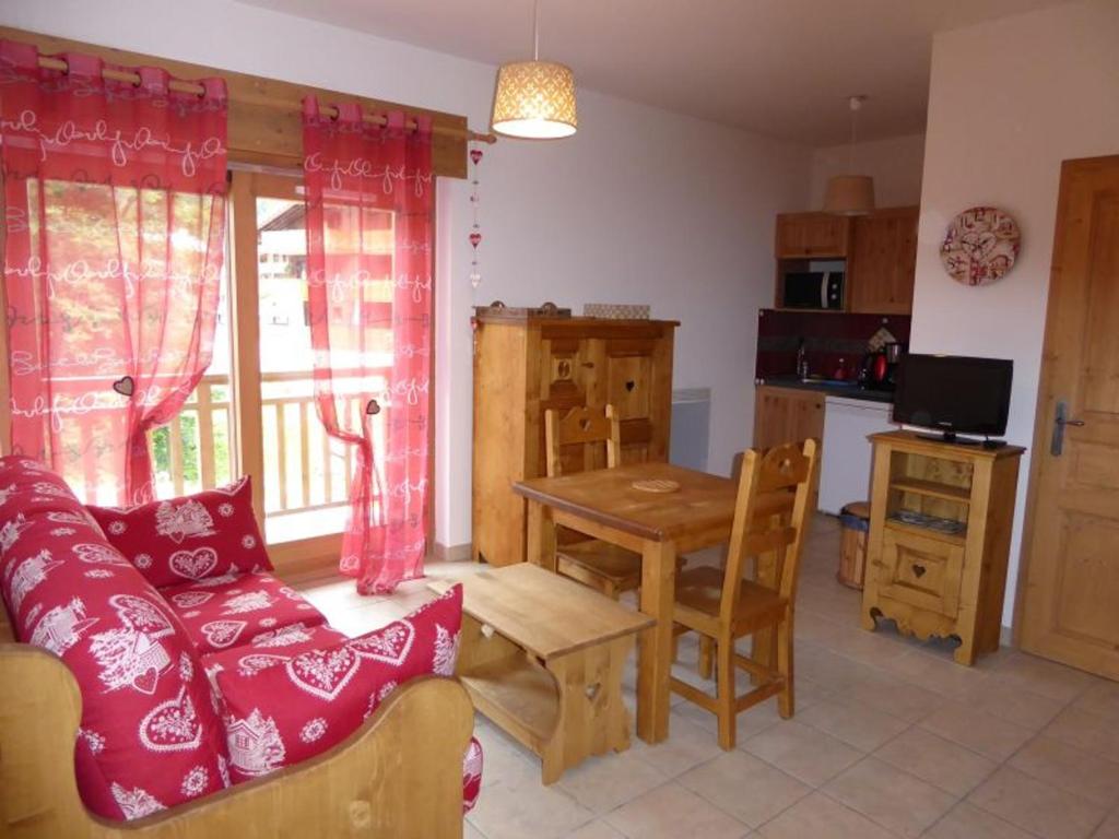 un salon avec un canapé et une table dans l'établissement Studio cosy pour 2 - balcon, proche centre et téléphérique, animaux admis - FR-1-464-135, à Pralognan-la-Vanoise