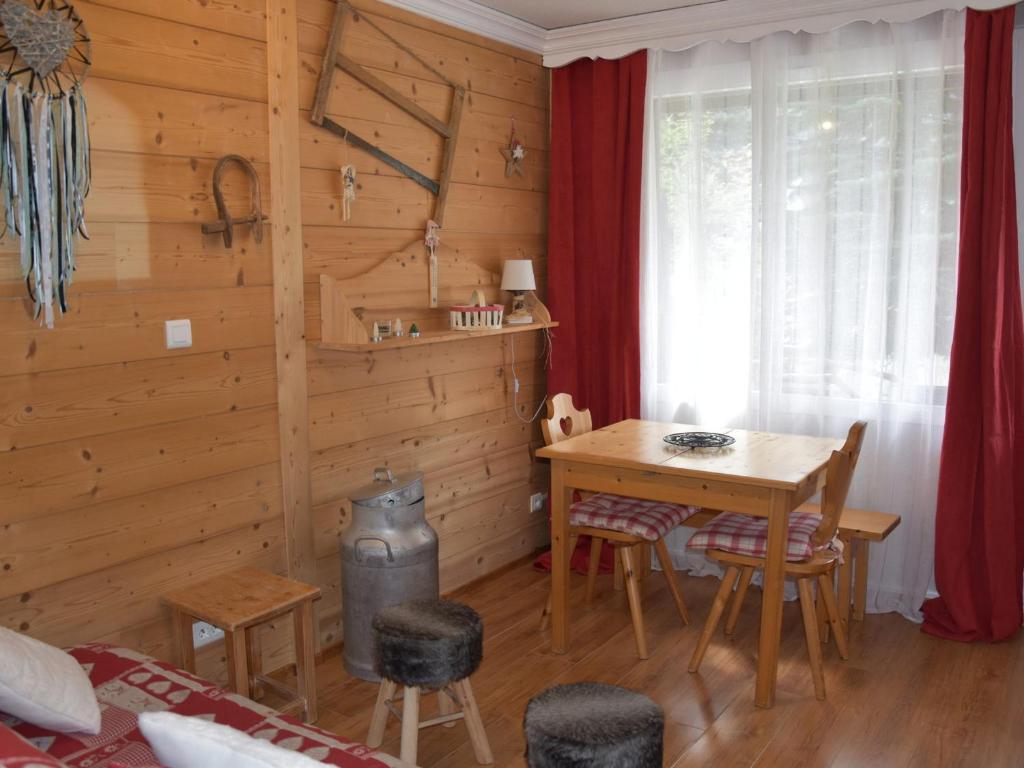 um quarto com uma mesa e cadeiras e uma janela em Appartement Pralognan-la-Vanoise, 2 pièces, 4 personnes - FR-1-464-143 em Pralognan-la-Vanoise