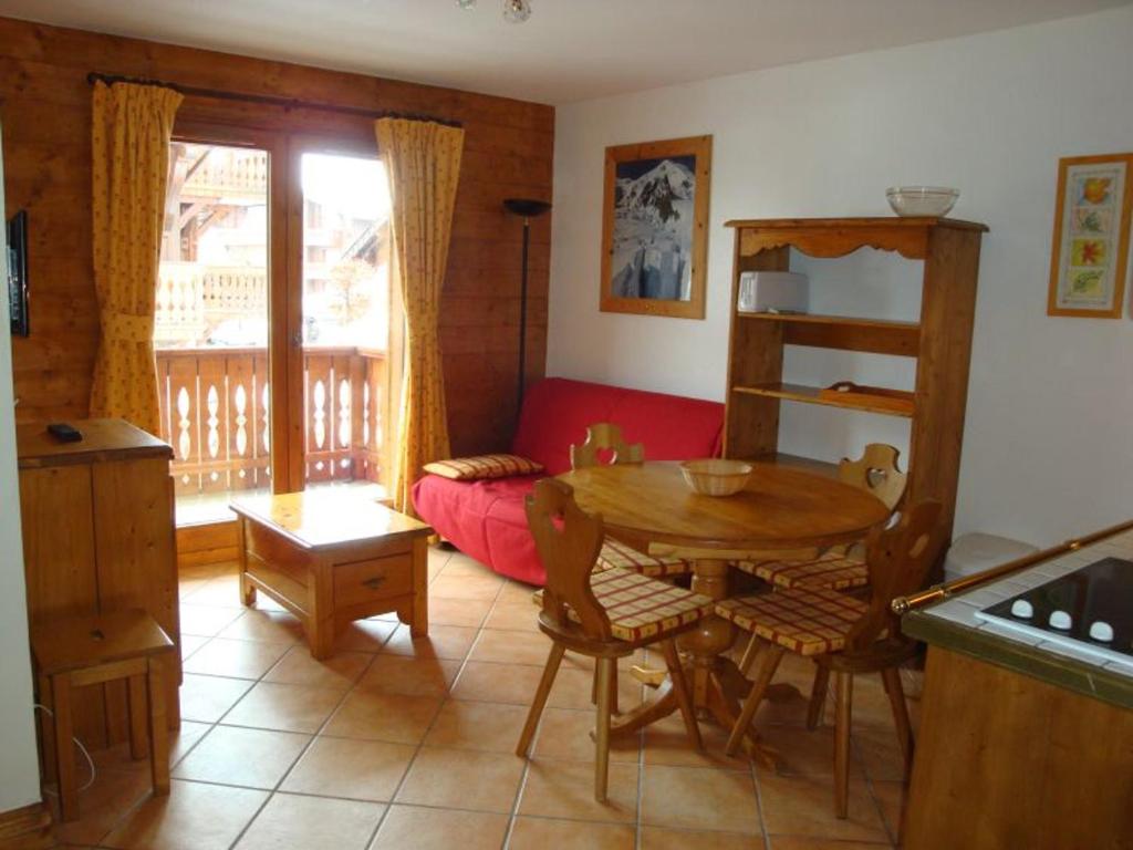 een woonkamer met een tafel en een bank bij Appartement Pralognan-la-Vanoise, 3 pièces, 4 personnes - FR-1-464-127 in Pralognan-la-Vanoise