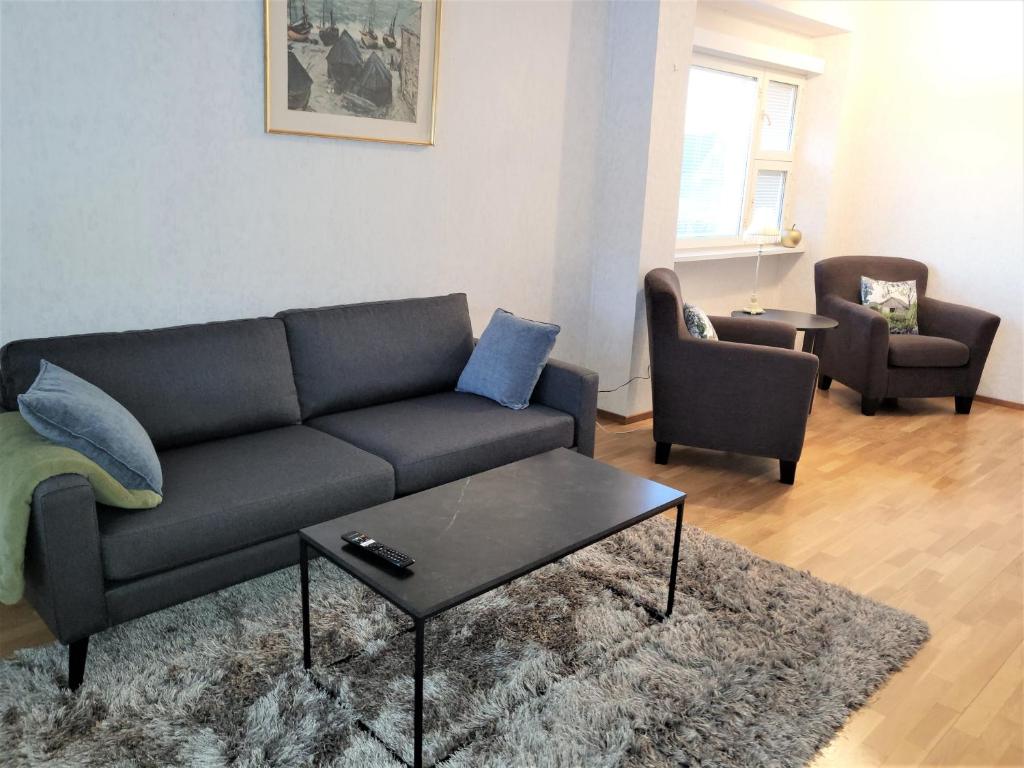 - un salon avec un canapé et une table basse dans l'établissement Best possible location, 1 bedroom apartment, à Närpiö