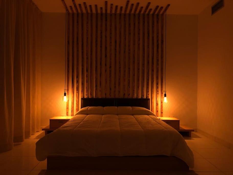 1 dormitorio con 1 cama grande con 2 luces. en Apartamento primera línea Puerto Banus con vistas, en Marbella
