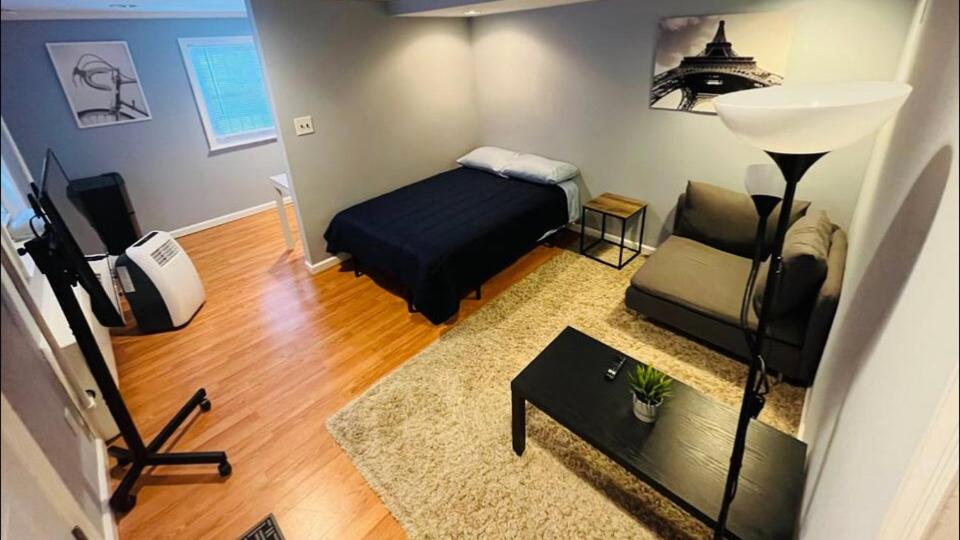 TV a/nebo společenská místnost v ubytování Cozy Apartments close to New York City