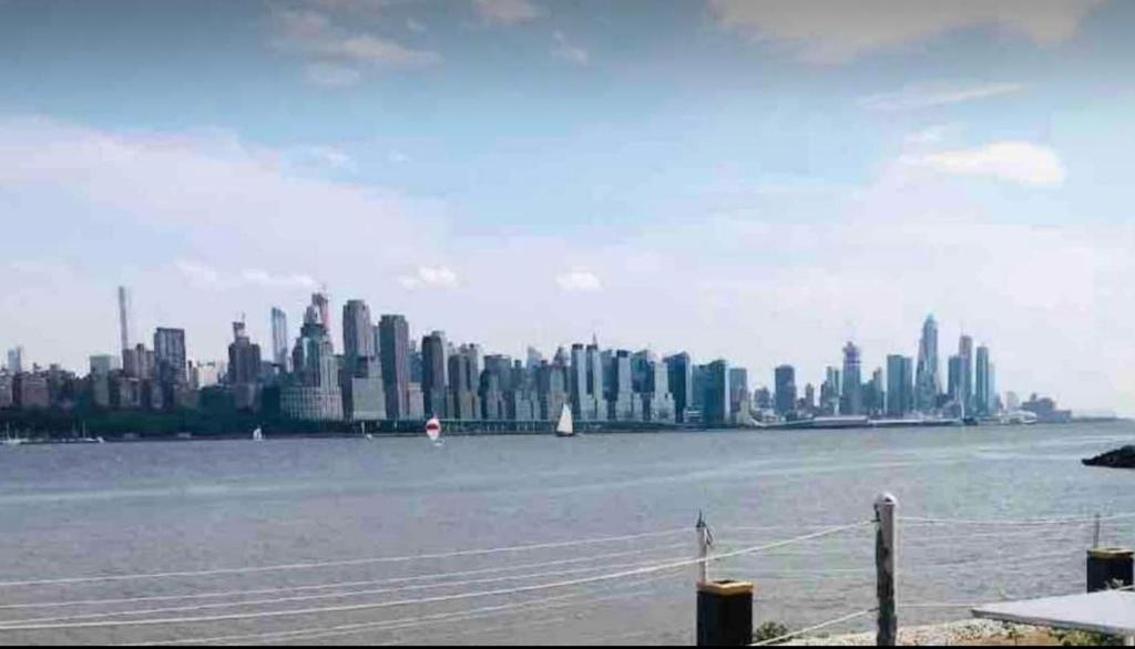 - une vue sur une ville depuis l'eau avec ses bâtiments dans l'établissement Cozy Apartments close to New York City, à North Bergen