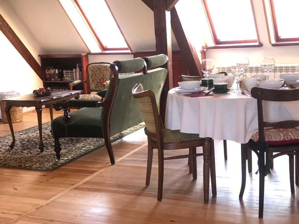 a dining room with a table and chairs at Stara Kamienica in Szczytno