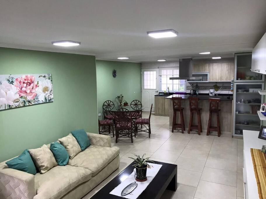 ein Wohnzimmer mit Sofa und Tisch in der Unterkunft Maximo confort en Salta in Salta