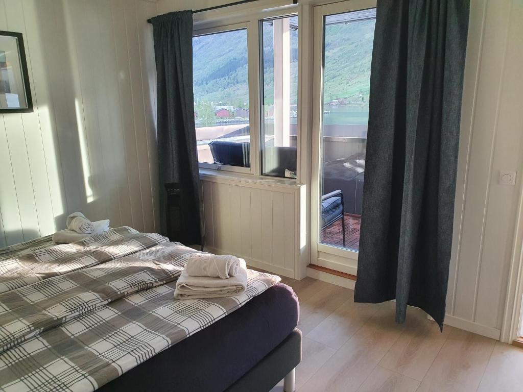 Postel nebo postele na pokoji v ubytování Moderne panoramaleilighet 3-roms i Olden