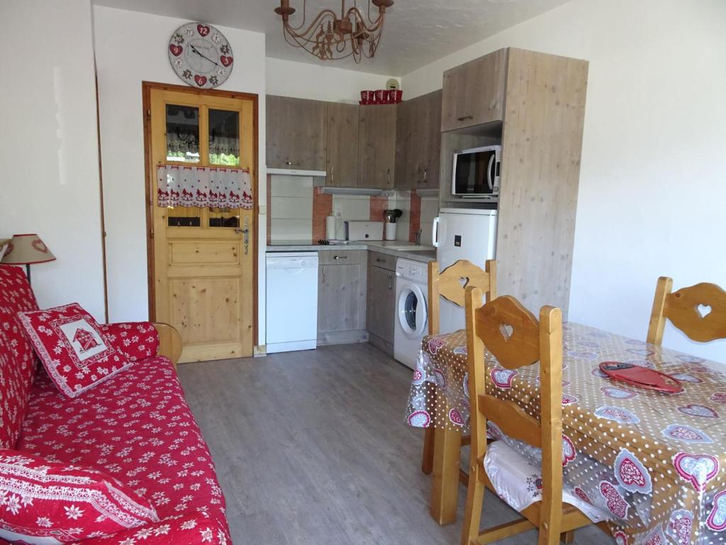 een keuken en een eetkamer met een tafel bij Appartement Champagny-en-Vanoise, 3 pièces, 4 personnes - FR-1-464-1 in Champagny-en-Vanoise