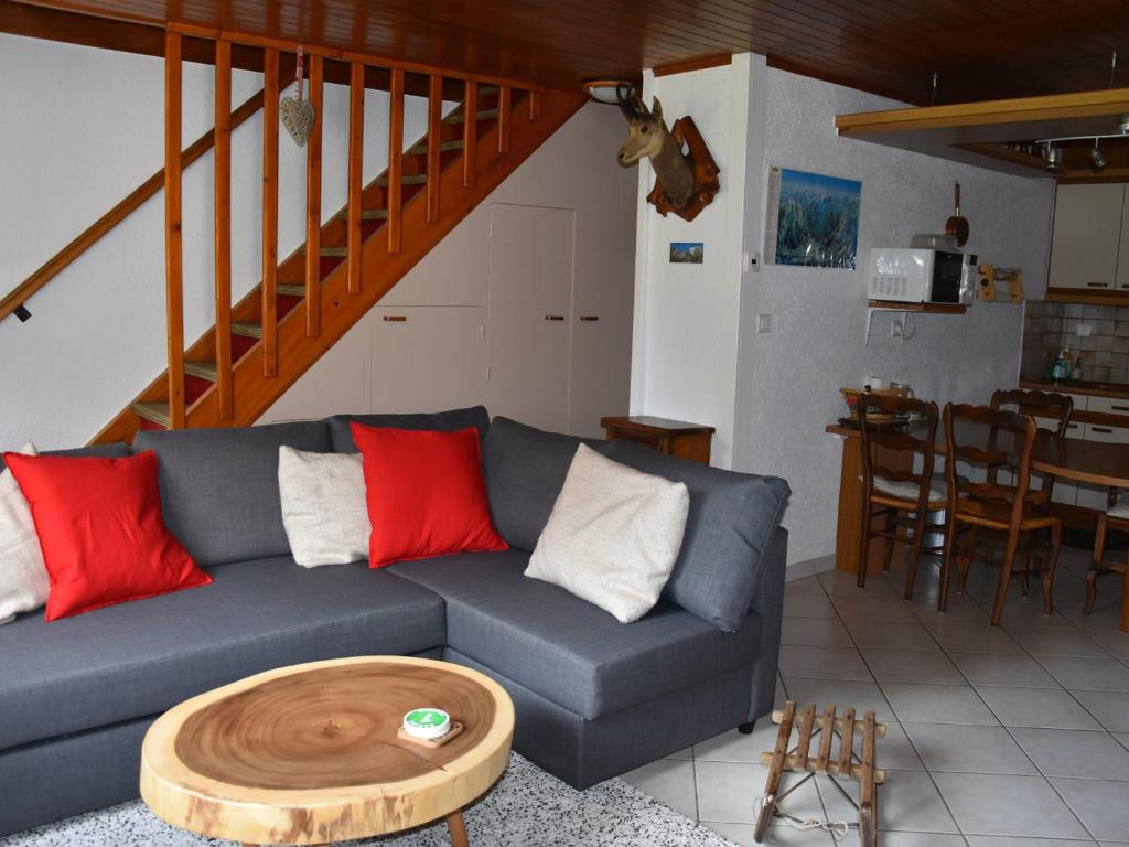 a living room with a blue couch and a table at Chalet Pralognan-la-Vanoise, 3 pièces, 6 personnes - FR-1-464-8 in Pralognan-la-Vanoise