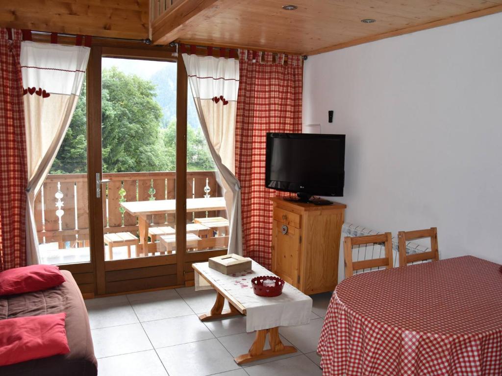 Il comprend un salon doté d'une télévision et d'un balcon. dans l'établissement Studio mezzanine, terrasse sud, proche commerces et télécabine à Champagny-en-Vanoise - FR-1-464-17, à Champagny-en-Vanoise