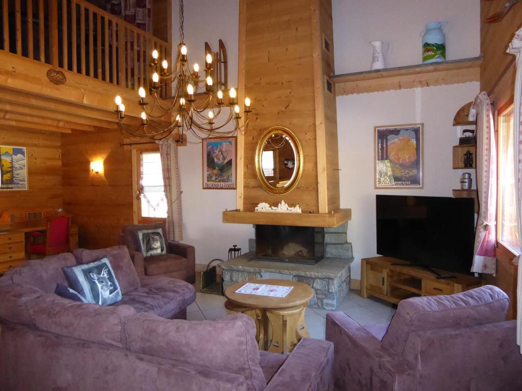 プラローニャン・ラ・ヴァノワーズにあるChalet Pralognan-la-Vanoise, 6 pièces, 10 personnes - FR-1-464-7のリビングルーム(ソファ2台、暖炉付)