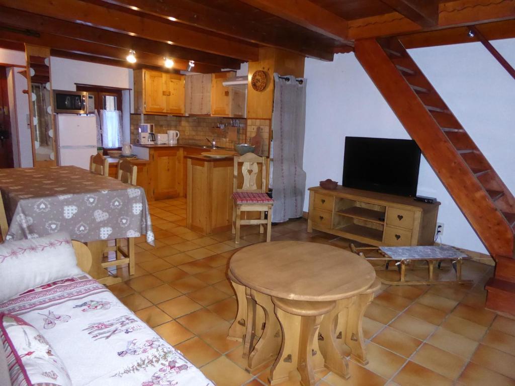 ein Wohnzimmer mit einem Tisch und einer Küche in der Unterkunft Chalet Pralognan-la-Vanoise, 3 pièces, 6 personnes - FR-1-464-16 in Pralognan-la-Vanoise