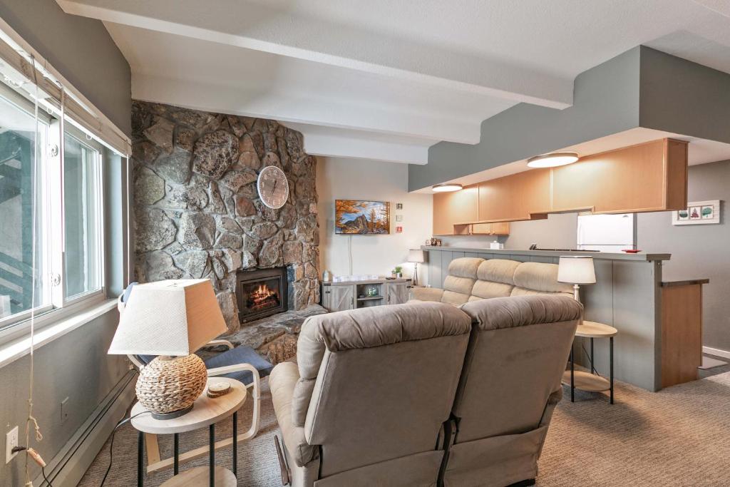 un salon avec un canapé et une cheminée dans l'établissement Lake View Condo: Walk To Downtown/Lake Dillon, à Dillon