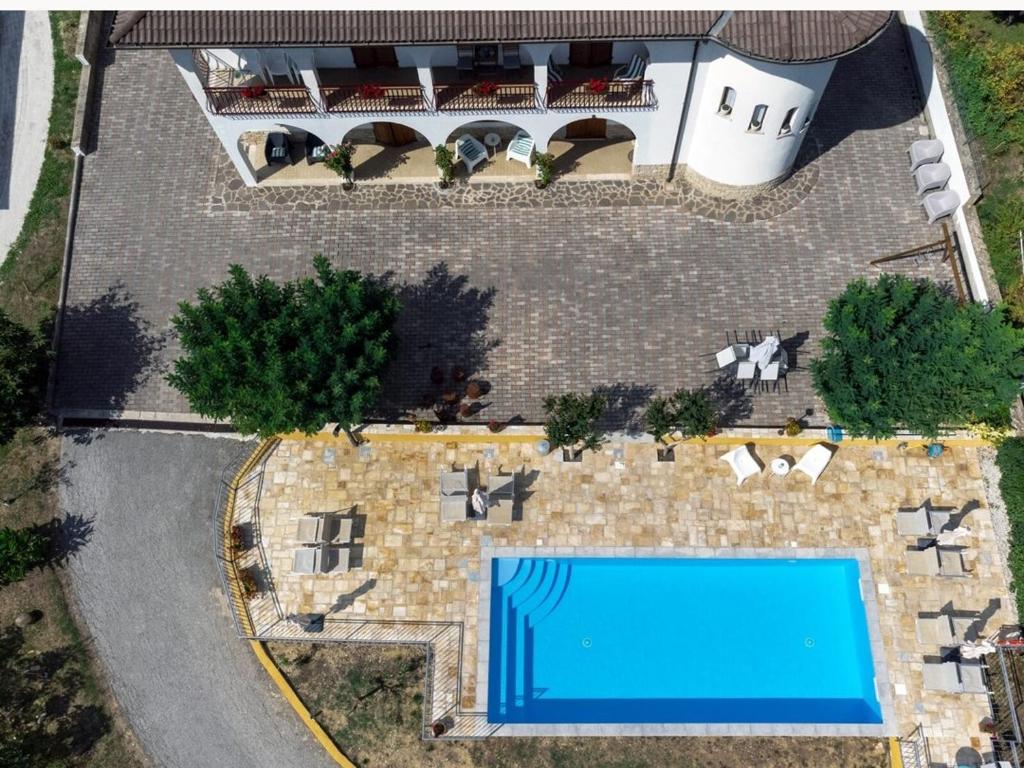 Bazén v ubytování B&B VILLA GINEVRA nebo v jeho okolí