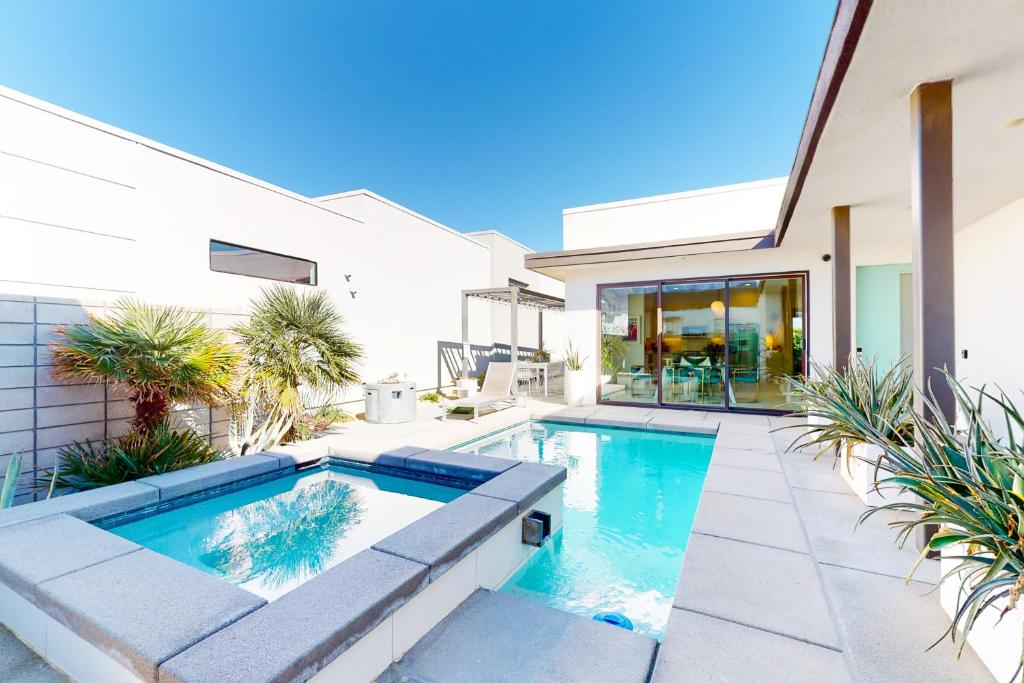 - une piscine dans l'arrière-cour d'une maison dans l'établissement Miralon Mirage Permit# 5285, à Palm Springs