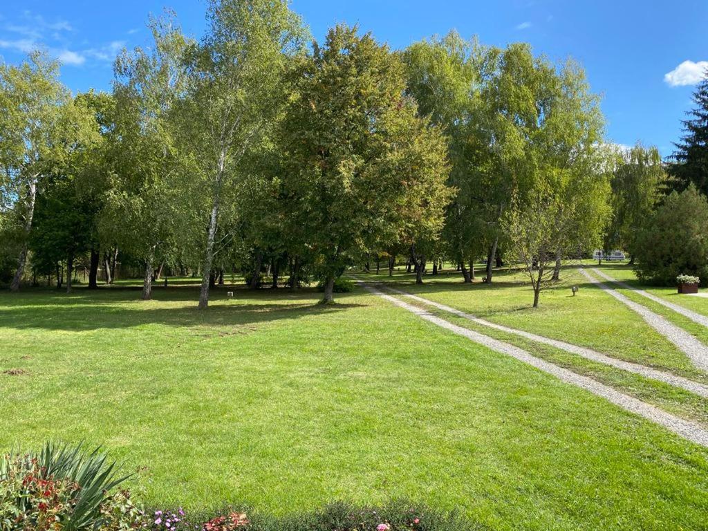 Vonkajšia záhrada v ubytovaní Forrás camping