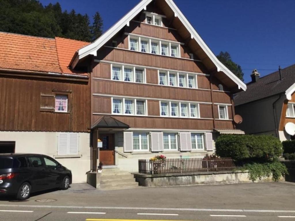 a house with a car parked in front of it at Ferienwohnung Hirschli in Grub