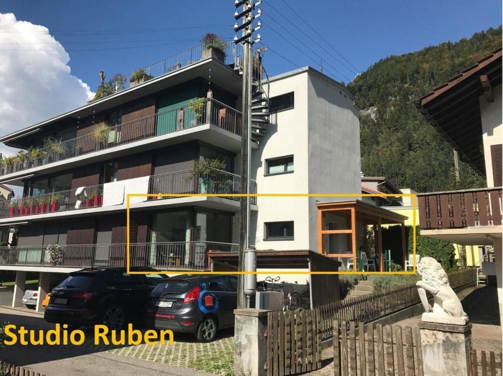 a building with a car parked in front of it at Studio Ruben 2-Bett Wohnung in Meiringen