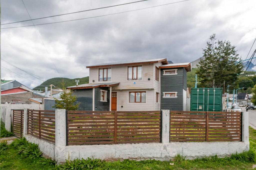 una casa detrás de una valla de madera en Andino Dreams en Ushuaia