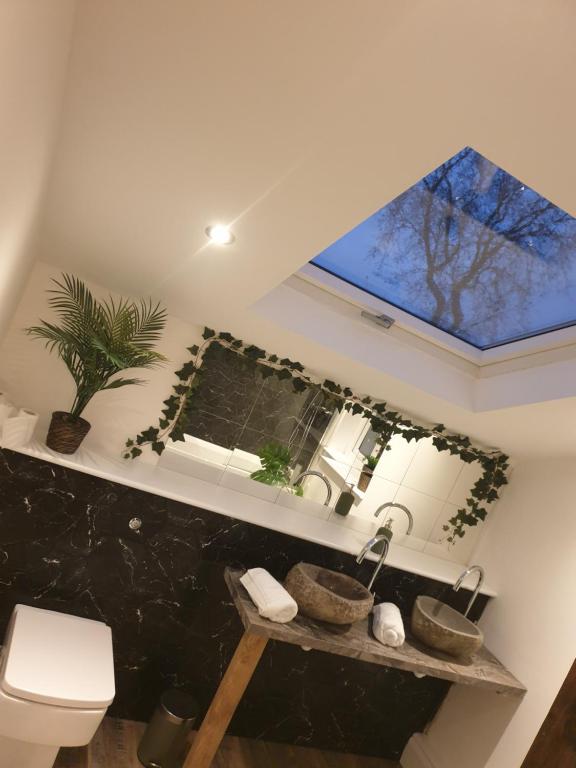 Koupelna v ubytování Dora Cottage