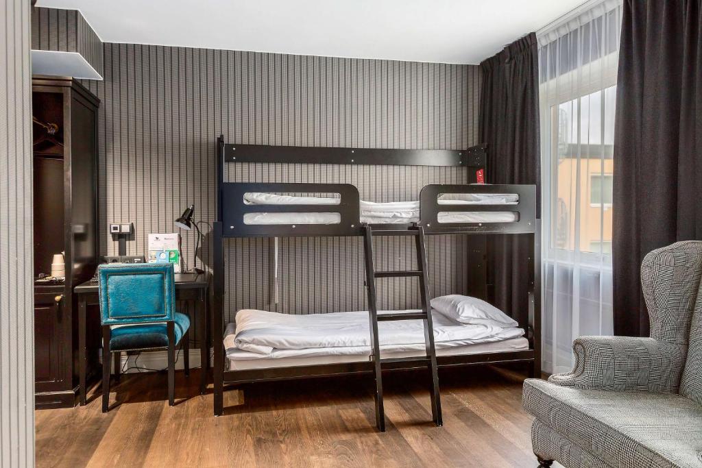 Postel nebo postele na pokoji v ubytování Vimmerby Stadshotell, WorldHotels Crafted