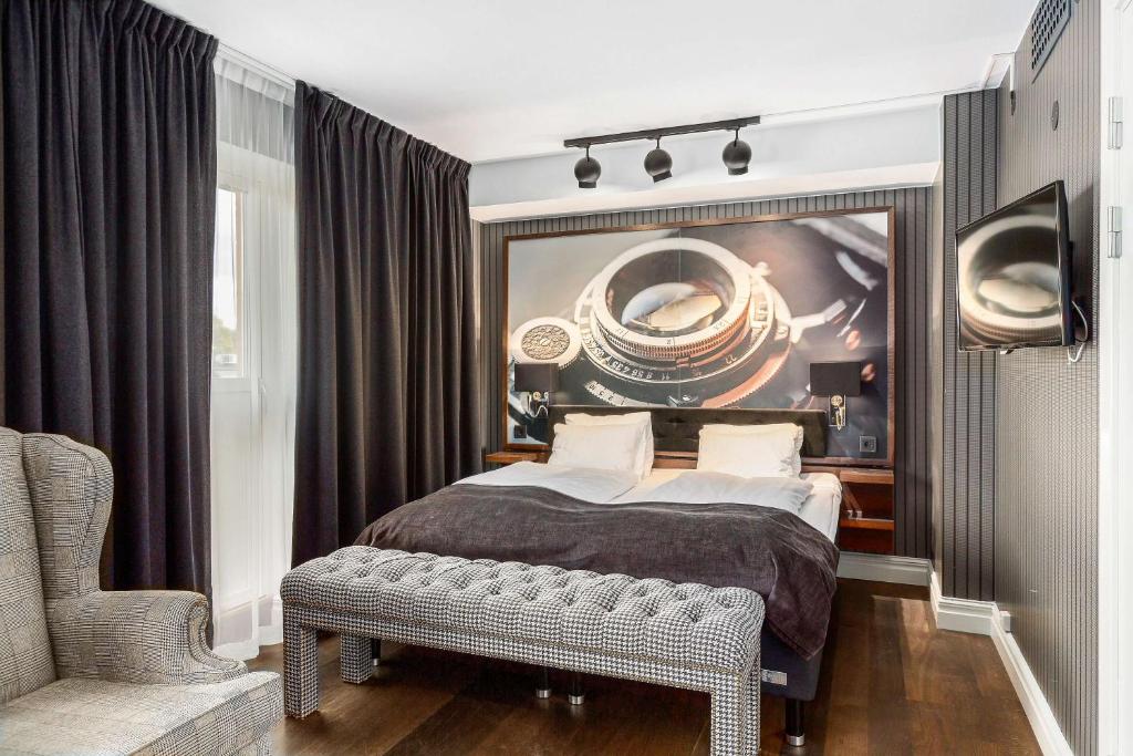 Postel nebo postele na pokoji v ubytování Vimmerby Stadshotell, WorldHotels Crafted