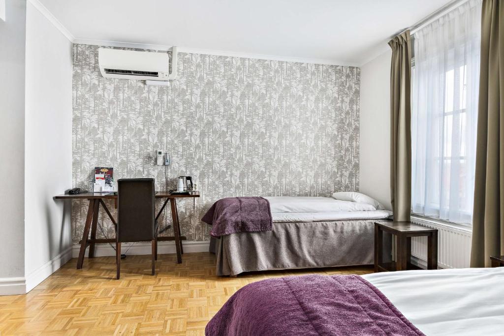 Postel nebo postele na pokoji v ubytování Vimmerby Stadshotell, WorldHotels Crafted