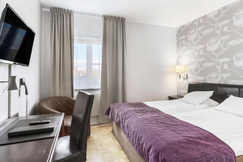 Postel nebo postele na pokoji v ubytování Vimmerby Stadshotell, WorldHotels Crafted