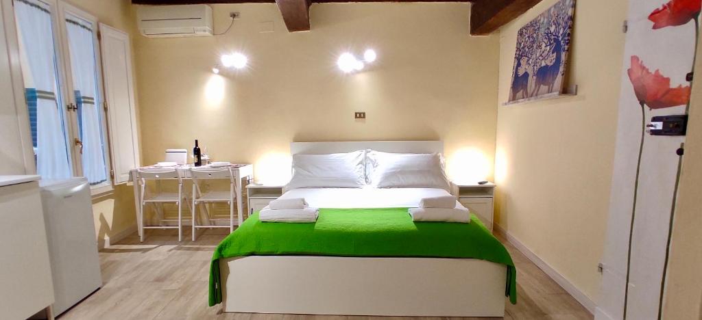 um quarto com uma cama com um cobertor verde em Appartamento Mughetto em Florença