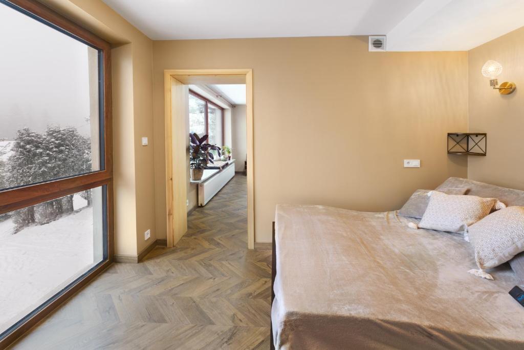 Postel nebo postele na pokoji v ubytování Apartament widokowy z balią jacuzzi i sauną na wyłączność - Sikorówka - Dobre Miejsce