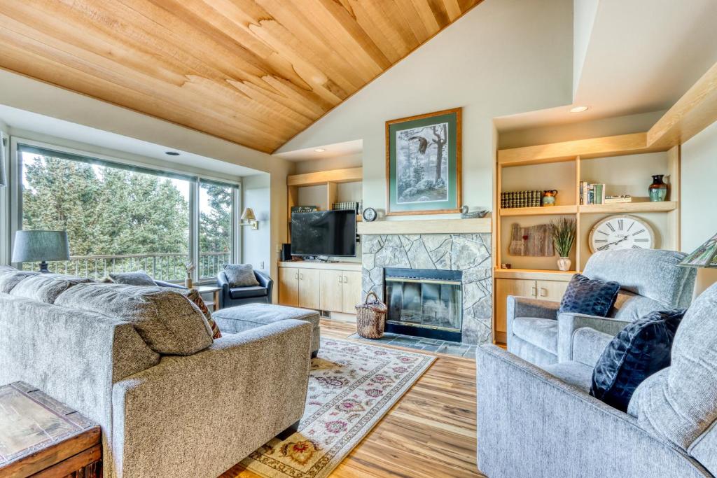 a living room with two couches and a fireplace at Robin Court Retreat in Redmond