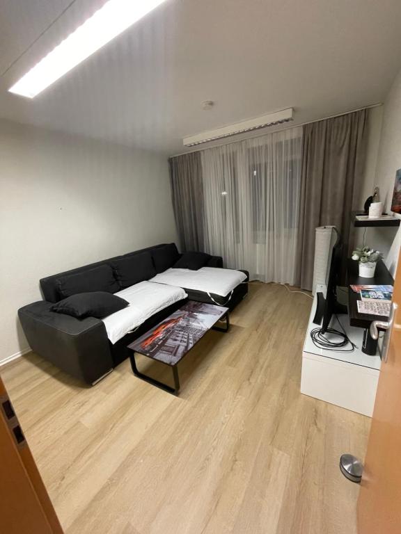 ein Wohnzimmer mit einem Sofa und einem Tisch in der Unterkunft Apartments Mainz in Mainz