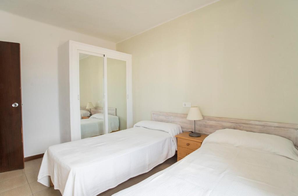 Postel nebo postele na pokoji v ubytování APARTAMENTOS CASA EUGENIO FORMENTERA