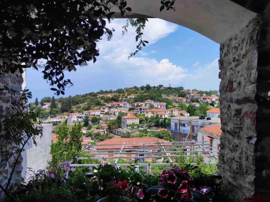 a view of a city through an archway at Σπίτι με απεριόριστη θέα in Tríkeri