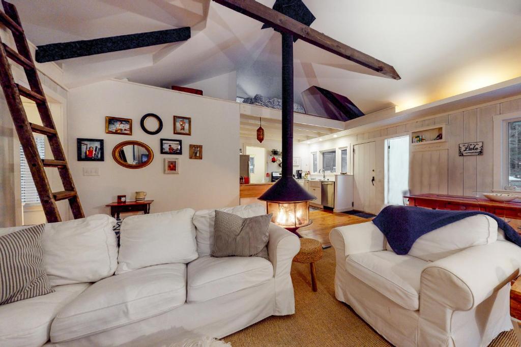 威爾明頓的住宿－Little Red，客厅配有白色沙发和壁炉