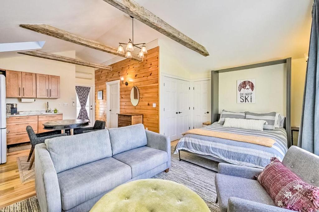 sala de estar con cama y sofá en The Loft - Suite #5 en Waterbury