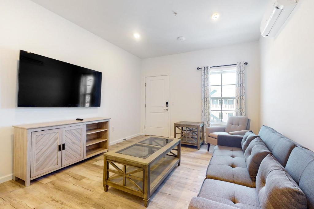 Televisyen dan/atau pusat hiburan di Rehoboth Beach House --- 20494 Coastal Highway Unit #14