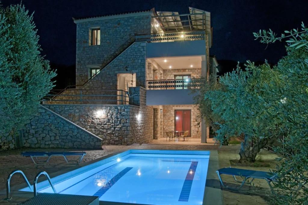 una casa con piscina frente a una casa en Villa Niobe, en Riglia