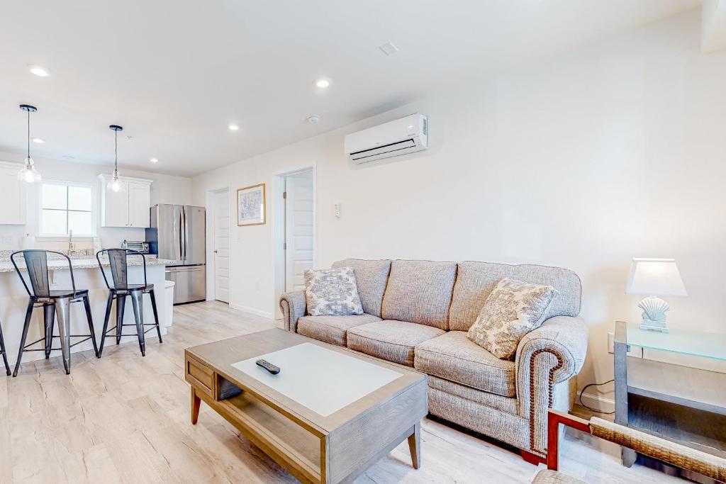 Ruang duduk di Rehoboth Beach House --- 20494 Coastal Highway Unit #6