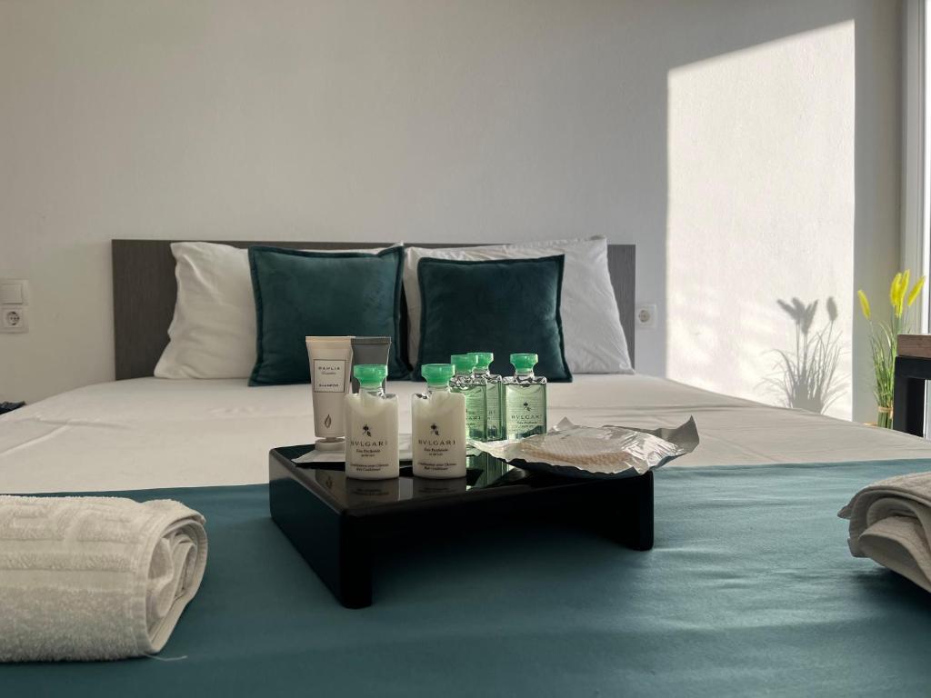 una cama con una bandeja de productos sobre una mesa en MB Apartments, en Ulcinj