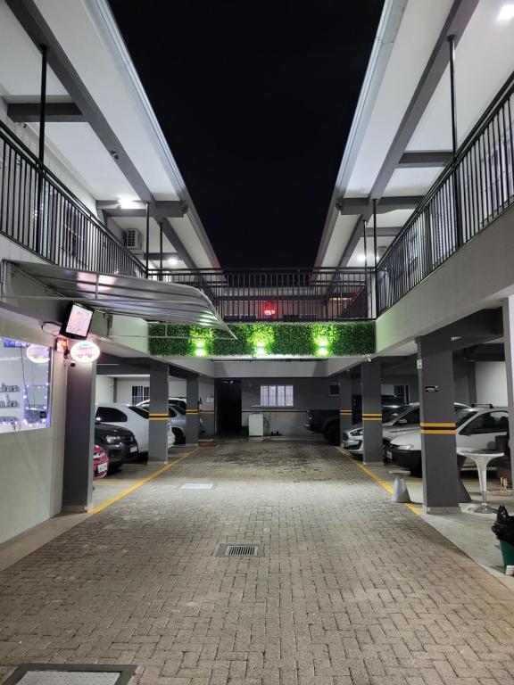 an empty parking garage with cars parked in it at Apartamento Próx ao Centro com Wi-Fi e Estacionamento Grátis in Maringá